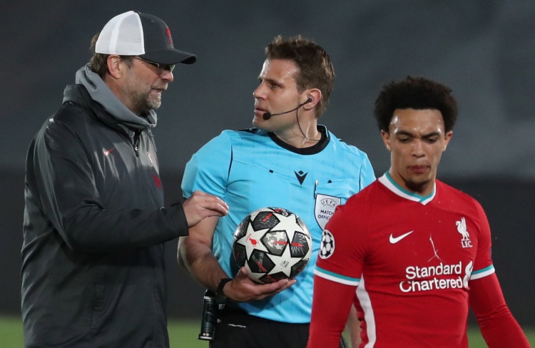 恐怖慎入，加纳国脚弗朗西斯在与日本友谊赛中小腿遭90度弯曲