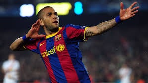 给东契奇都气笑了！阿尔达马将球砸在东契奇头上出界获得球权